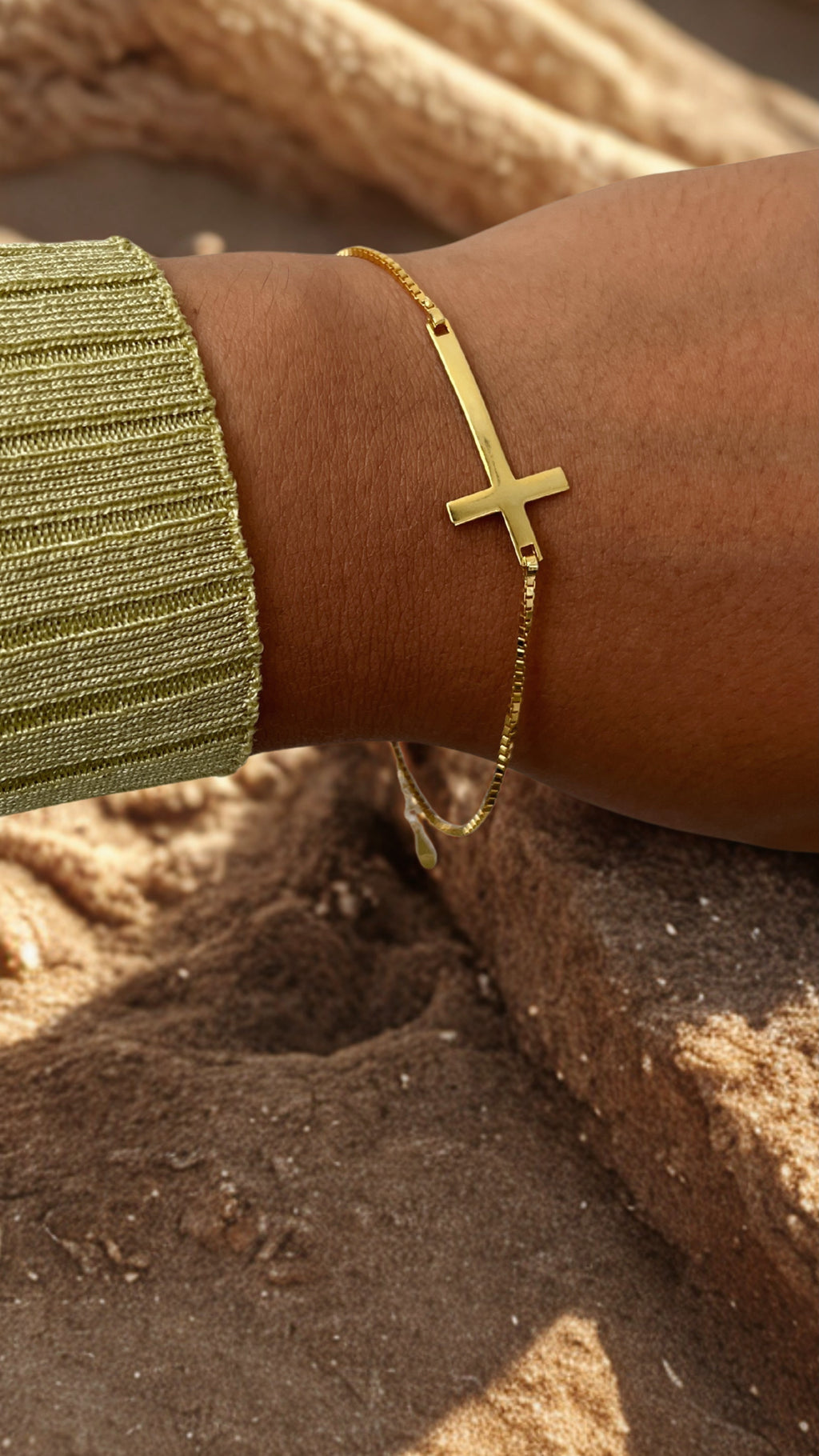 God Is With You - Cross Pendant Bracelet (18k Gold-Plated 925 Sterling Silver)