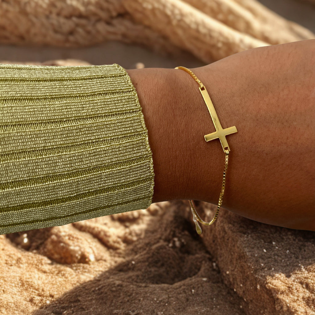 God Is With You - Cross Pendant Bracelet (18k Gold-Plated 925 Sterling Silver)